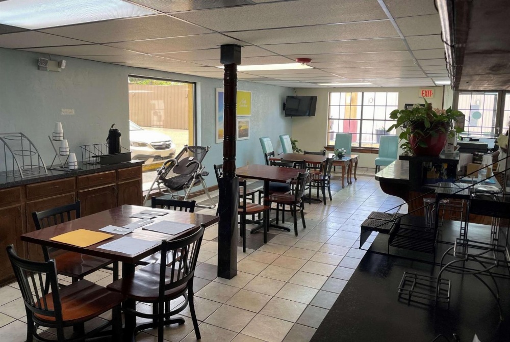 Days Inn & Suites by Wyndham Marshall Main image